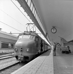 155006 Afbeelding van een electrisch treinstel mat. 1954 (plan F, G, of P) van de N.S. langs een perron van het ...